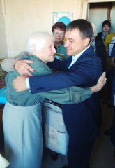 Алексей Ярусов поздравил жительницу Гагаринского района со 100-летним юбилеем