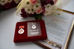 Сотрудники Гагаринского муниципалитета вручают ветеранам памятные медали к 75-летию освобождения Севастополя