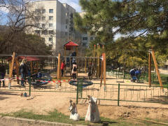 На ул. Молодых строителей завершена установка детской и спортивной площадок