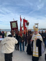 Верующие прошли крестным ходом к пляжу Омега в День Крещения Господня