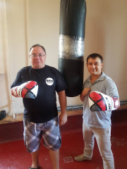 Алексей Ярусов подарил боксерские перчатки одному из заслуженных тренеров Севастополя 